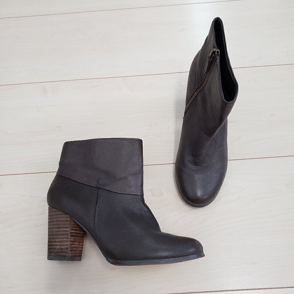 Quad Comfort by Denver Hayes Leather Ankle Booties Stacked Heel Sz 7 Brown
